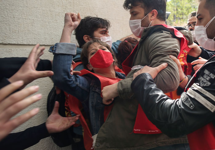 伊斯坦布尔示威者与警方爆肢体冲突。（美联社）