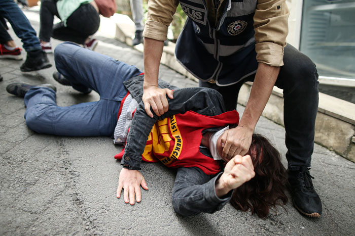 土耳其伊斯坦布尔一名女示威者遭警方逮捕。（美联社）