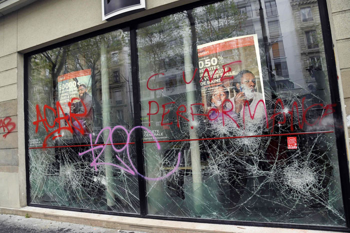 巴黎示威者砸破商店玻璃橱窗。（法新社）