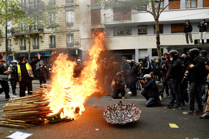 巴黎示威者当街纵火。（法新社）