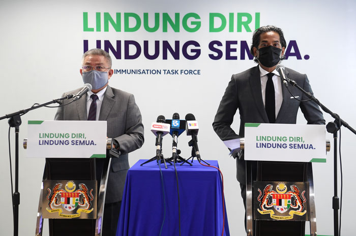 凯里（右起）和阿汉峇峇召开全国新冠肺炎免疫计划记者会。