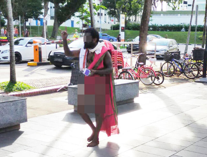 裸男大闹小贩中心，警方到场将他逮捕。（受访者提供）