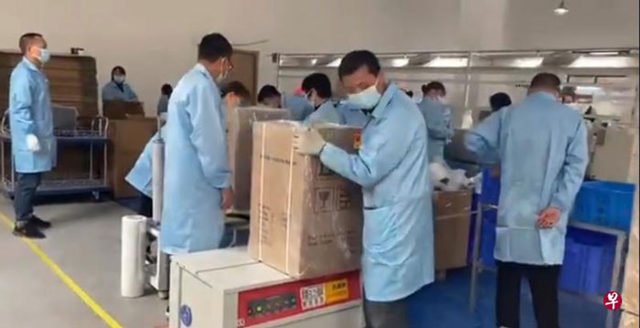 中国驻印大使孙卫东发布中国员工赶工包装机器的视频。