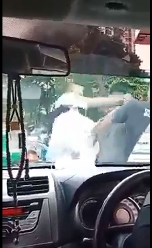 社交媒体流传，Lan Pet-Pet和1名送餐员发生殴斗，被在场民众拍下视频。