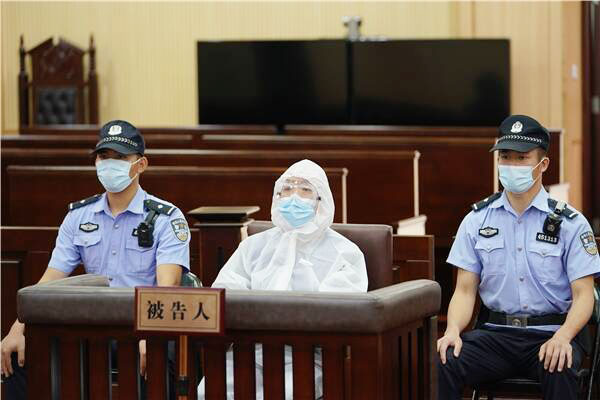 中国广西小官杨旭雁（中）被判处无期徒刑。