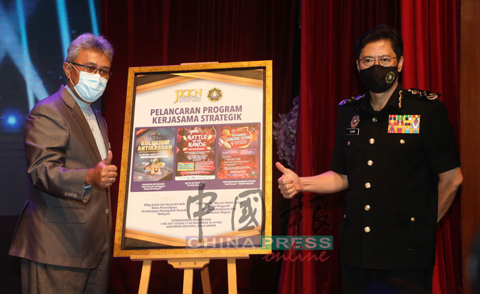 阿占峇基（右）推介反贪会和国家文化与艺术局举办的活动，左为梅斯兰。