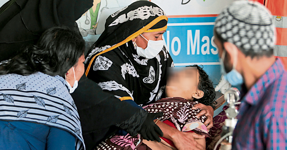 孟加拉一名染疫妇女(右),4月30日被家人送往达卡医院后不久,却因呼吸困难不治。(美联社)