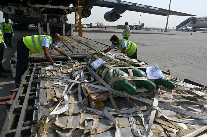 这些包括氧气瓶等在内的救命物资，在印度机场躺了7天后，才被送到各地救援。
