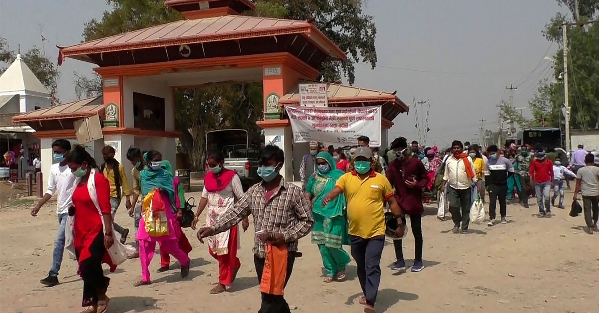 尼泊尔移工周一跨越边境，从印度回国。