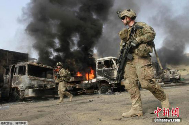 北约军队补给车在阿富汗遭遇袭击后，燃起熊熊大火。（资料图）