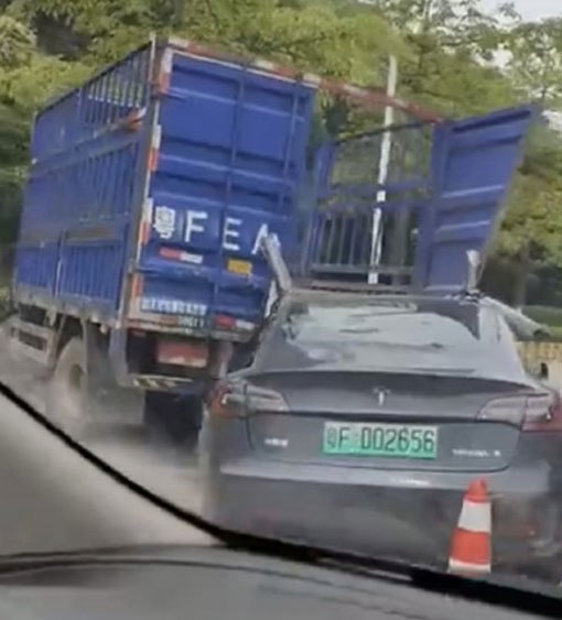 中国广东一辆特斯拉电动车追尾碰撞一辆货车，司机当场死亡。