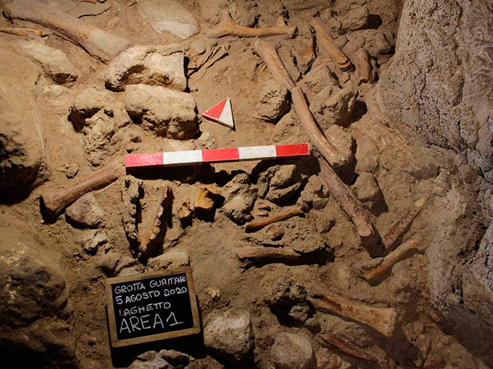 罗马东南方一处洞穴，出土9具尼安德特人骨骸。（美联社）