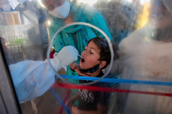 印控喀什米尔地区医护人员，8日为民众检测病毒。
