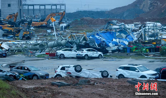 武汉周五突龙卷风，工地上一片狼藉，有汽车四轮朝天，工棚支架坍塌。