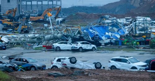 龙卷风袭武汉 8死280多人伤