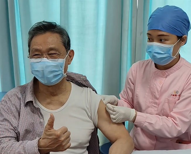 钟南山打中国国产疫苗，竖拇指称感觉很好。