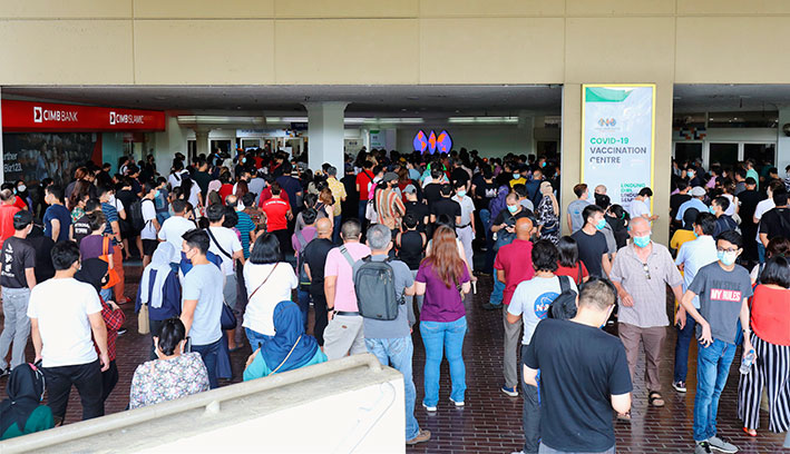 当局指示不明确，民众挤在吉隆坡世界贸易中心疫苗接种中心外等候。