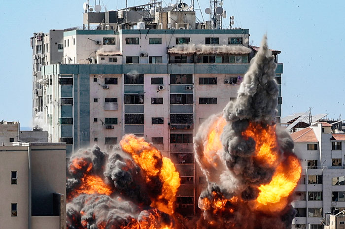 位于加萨的国际媒体建筑”贾拉大楼”15日遭以色列轰炸。（法新社）