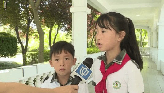 张晓曦（右）和弟弟张梓晨接受媒体采访。