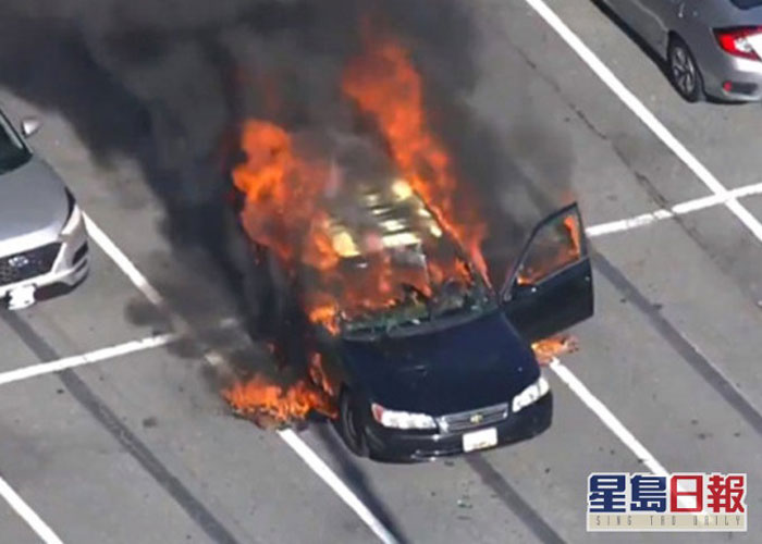 私家车起火后迅即烧通顶。