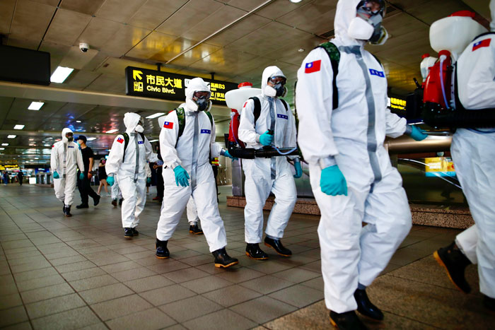 台湾军人周二进入台北车站准备进行消毒。（殴新社）