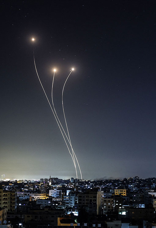以色列“铁芎”防空系统，周一拦截来自哈马斯的火箭弹。（法新社）