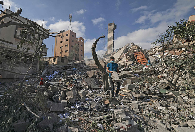 加萨市内许多建筑被摧毁，到处一片废墟。（法新社）