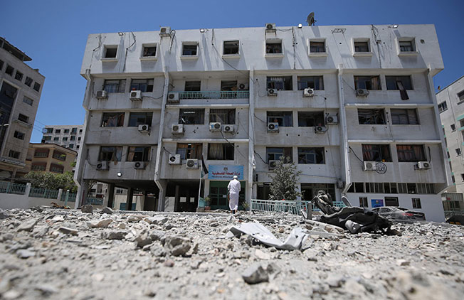 位于加萨的卫生部建筑被以军空袭后，严重损毁。（法新社）