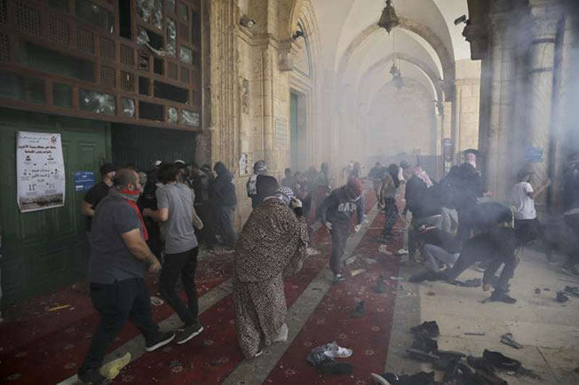 阿克萨清真寺爆发的冲突，导致200多人受伤。（美联社）