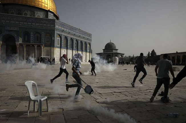 5月10日，巴勒斯坦人与以色列警察在阿克萨清真寺爆发冲突。（美联社）