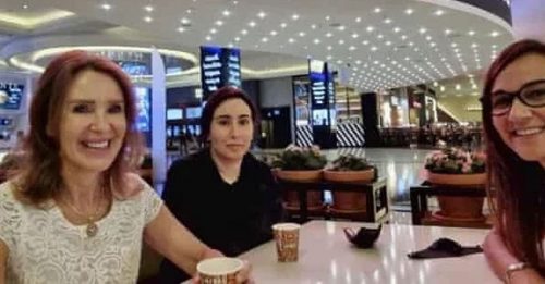 软禁3年迪拜公主露面 与友人购物中心喝咖啡