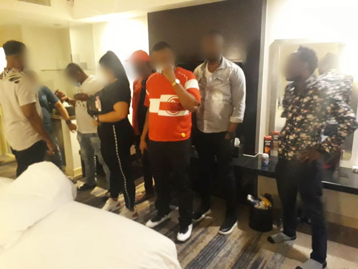 19名尼日利亚男子在酒店开“毒品派对”，还招来5名外籍女郎到场“助兴”！