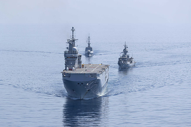 法国海军两栖攻击舰“雷霆号”和护卫舰“絮库夫号”，与澳洲海军“巴拉马塔号”护卫舰编队巡航南海。