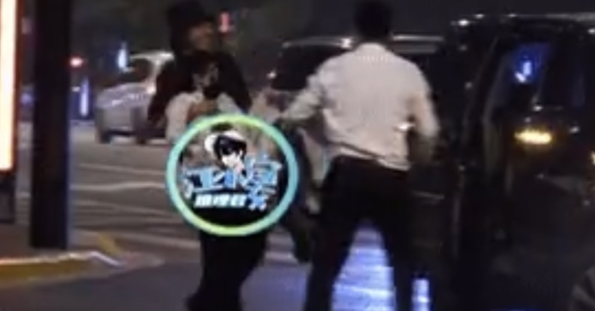 王大陆抱蔡卓宜到车上。