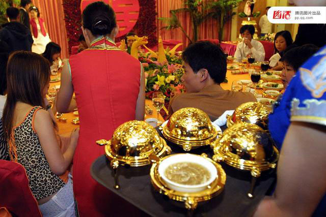 2004年7月7日，在云南昆明官渡大酒店，一位企业家为女儿举办婚礼，餐桌上的器具都是黄金制的。