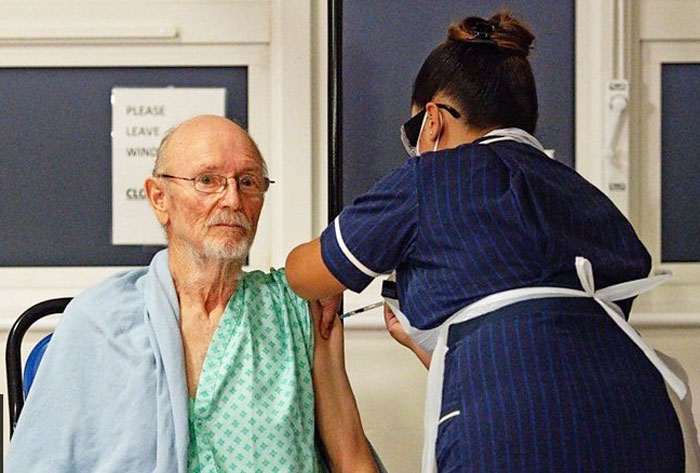 81岁的英国老翁比尔‧莎士比亚接种新冠疫苗。
