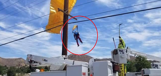 跳伞员吊挂电线的画面。