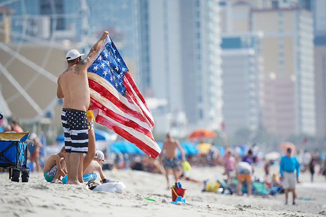 周六在南卡罗来纳州海滩，美国民众悠闲渡过假日。（法新社）