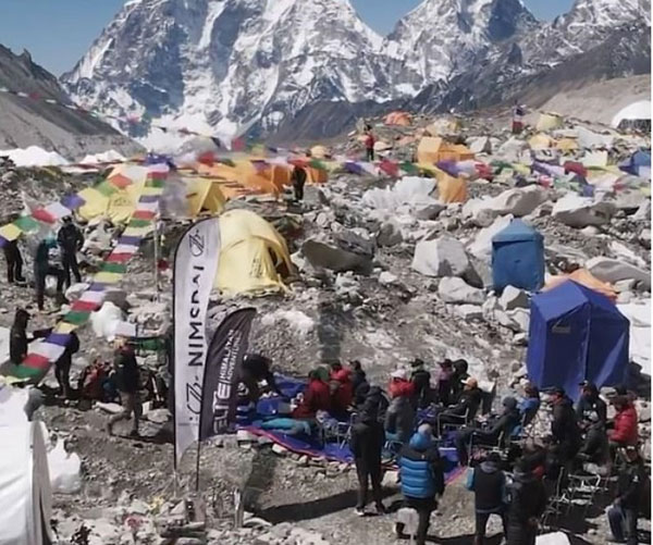 珠峰大本营内登山者的帐篷。