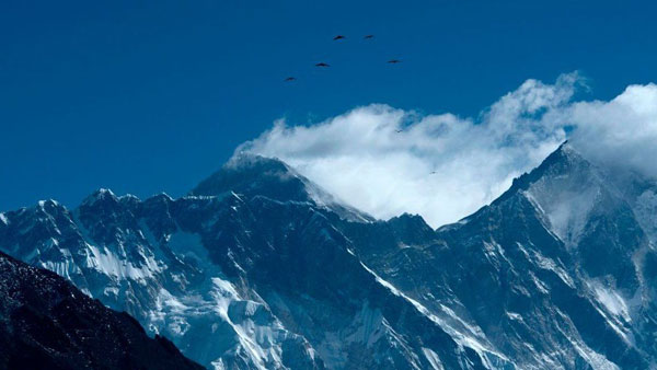 尼泊尔政府已发出近400个珠峰攀登许可证。