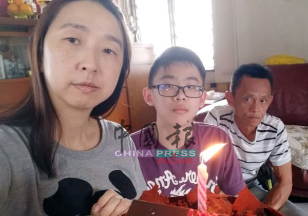 一家三口攝於2017年的合照，為兒子慶祝生日。