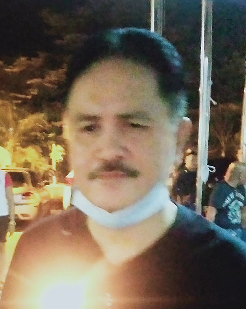 哈山峇斯里在完成取缔行动后，在警局外点燃传统土油灯。