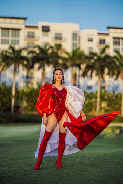 新加坡小姐Bernadette Belle Ong在昨日的服装比赛环节中，身穿火红色的亮片紧身衣，高筒长靴，两侧是新加坡国旗上标志性的红白亮色，气势逼人。（新加坡环球小姐）


