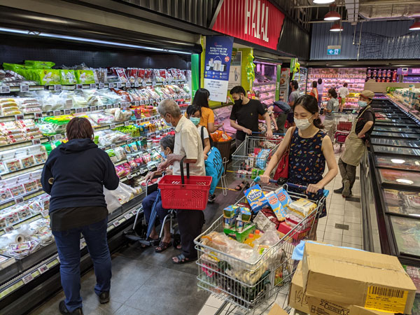 位于宏茂桥的职总平价超市在今早约8时30分至9时30分之间，一度出现较多公众前来采购日常用品，不过已比昨天宣布新措施后的情况有所好转。（蔡家增摄）