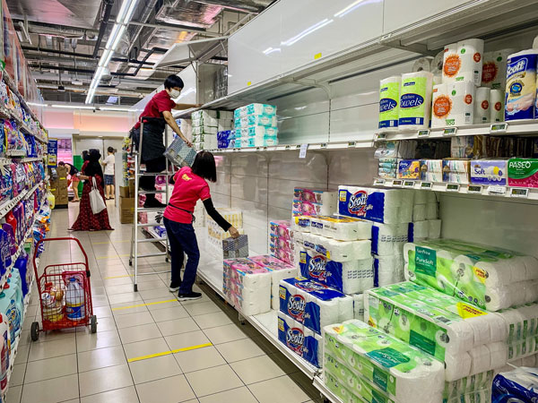 武吉班让山乐坊的职总平价超市今早的大部分货架上都还有存货，但厕纸相信昨天已被公众抢购一空，职员表示会尽快补货。（严宣融摄）