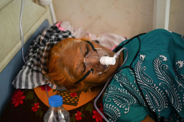 印度一名冠病患者入住紧急病房。（法新社）