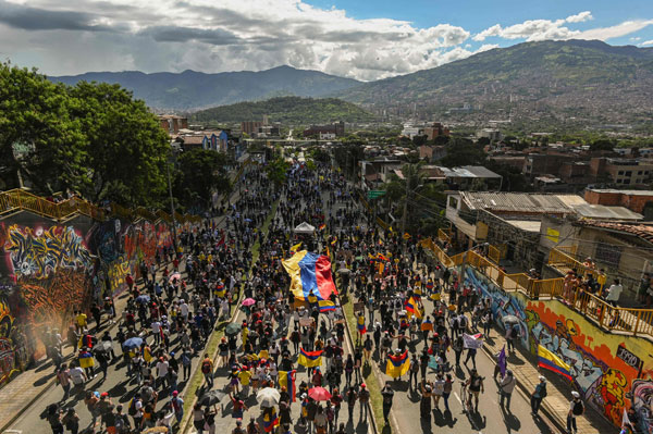哥伦比亚民众19日再爆发大规模的反政府示威。（法新社）