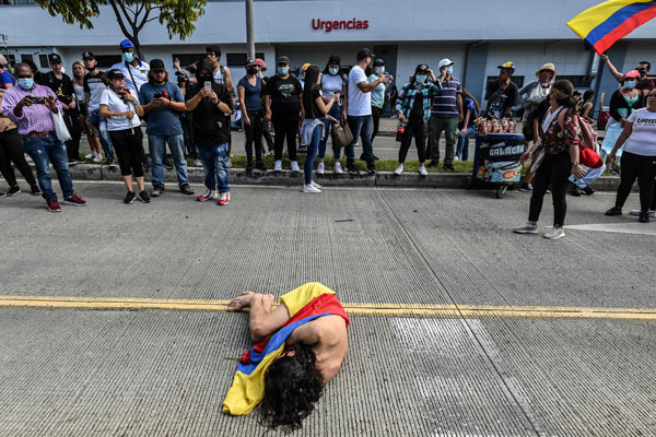 美德殷一抗议民众躺在路中央。（法新社）
