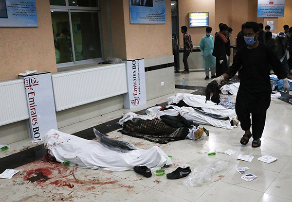 阿富汗首都的学校附近周六发生爆炸后，民众家属到医院识别遇难者的尸体。