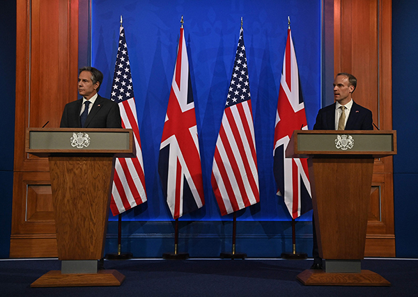 布林肯（左）与英国外交部长拉布，周一在记者会上发言。（法新社）